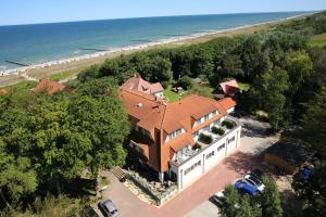 eine Aussicht über ein großes Haus am Strand in der Unterkunft Hotel Haus am Meer in Graal-Müritz