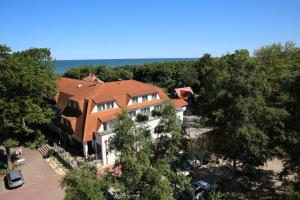 eine Aussicht über ein großes Haus mit Bäumen in der Unterkunft Hotel Haus am Meer in Graal-Müritz