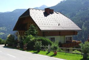 mały domek przy drodze w obiekcie Haus Grundner w mieście Großsölk
