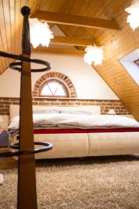 a bedroom with a bed in a attic at Růžová chalupa u Šimánků in Rtyně v Podkrkonoší