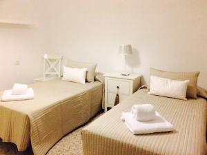 プラヤ・デ・サン・ファンにあるHola Apartments 14-3のベッドルーム1室(ベッド2台、タオル付)