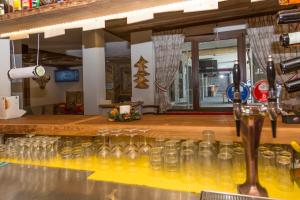 um bar com um monte de copos no balcão em Hotel Clotes em Sauze dʼOulx
