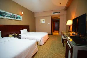 西安的住宿－西安陽光國際大酒店，酒店客房设有两张床和一台平面电视。