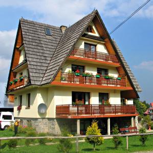 a house with a gambrel roof at Willa Gorska Koleba in Zakopane