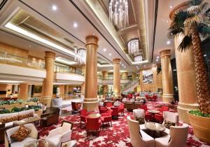 - un hall d'un hôtel avec des tables et des chaises dans l'établissement One World Hotel, à Petaling Jaya