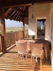 eine Terrasse mit einem Tisch und Stühlen auf einer Terrasse in der Unterkunft Ferienwohnung Eichnerhof in Margreid an der Weinstraße