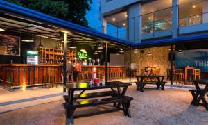 een groep tafels voor een bar bij Global Towers Hotel & Apartments in Colombo