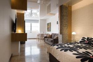 1 dormitorio con 1 cama y sala de estar en Suites Garden Loft Andy Warhol, en Las Palmas de Gran Canaria
