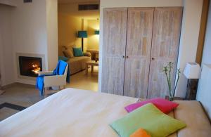 Postel nebo postele na pokoji v ubytování Astrolabe Hotel