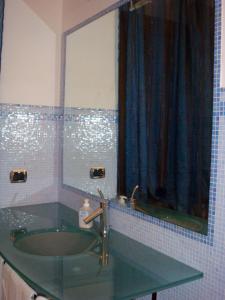 チボリにあるLa Romettaのバスルーム(ガラスの洗面台、鏡付)