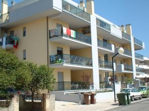 マルティンシクーロにあるGirasoleのバルコニー付きの広いアパートメントです。