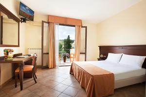 A bed or beds in a room at Hotel Terra degli Elimi