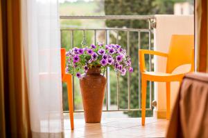 A balcony or terrace at Hotel Terra degli Elimi