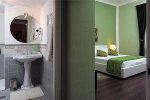 ローマにあるB&B アレクサンダーのバスルーム(ベッド1台、シンク、鏡付)