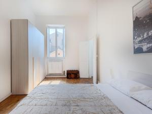 ローマにあるRicci Apartmentの白い部屋(ベッド1台、窓付)