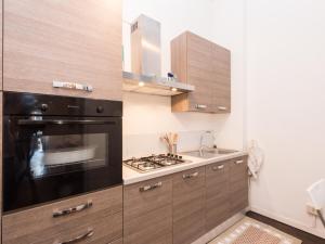 ローマにあるRicci Apartmentのキッチン(コンロ付) 洗面台の横にあるトップオーブン