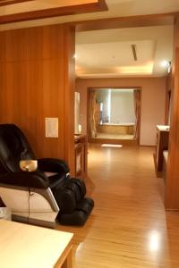 una sala de espera con una silla y un espejo en North Country Motel en Yingge