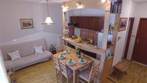 a kitchen and living room with a table and chairs at Apartment Branko Brodarica in Brodarica