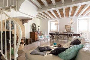 un soggiorno con divano e una sala da pranzo di Villa dei Colori a Toscolano Maderno