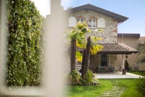 a house with a fountain in front of it at Villa dei Colori in Toscolano Maderno