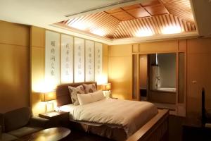 1 dormitorio con 1 cama y 1 sofá en una habitación en North Country Motel en Yingge