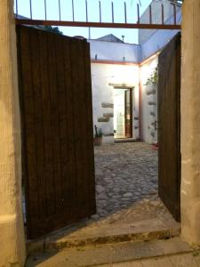 una puerta abierta que conduce a una casa en La Corte di Grazia_IUN P2039/40, en Nuoro