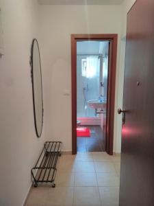 ein Bad mit einem Waschbecken und einem Wandspiegel in der Unterkunft Violet Red Yellow Apartments in Korčula