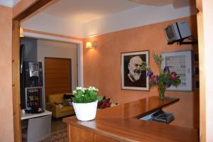 una cucina con bancone e fiori di Hotel Dei Cappuccini a San Giovanni Rotondo