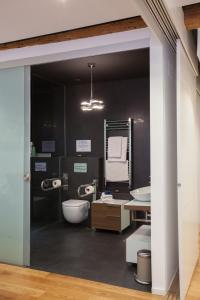 un baño con inodoro y lavabo en Baps Apartments, en Bilbao 64 fotos más