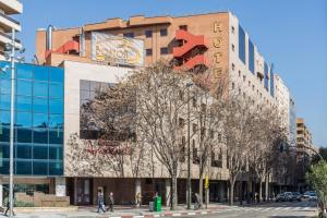 un edificio con un cartel en el costado en Exe Boston, en Zaragoza