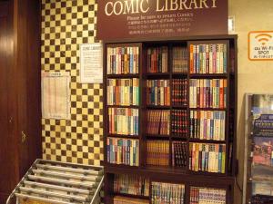 una libreria piena di libri in un negozio di Kuretake-Inn Fujisan a Fuji