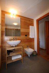 a bathroom with two sinks and a mirror at Maison Perriere - Chambres d'hôtes & Jacuzzi in Saint Vincent