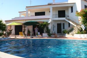 A piscina localizada em Monte Dos Netos ou nos arredores