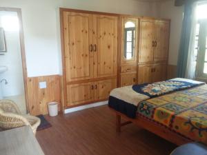 Rúm í herbergi á Orchards House - The Hidden Tribe