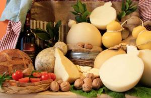 un mucchio di formaggio e altri cibi su un tavolo di Villa Nettuno a San Menaio