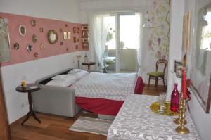 フィレンツェにあるAnbaのベッドルーム(ベッド1台、テーブル付)