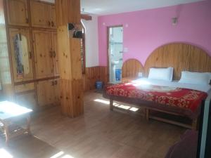 Rúm í herbergi á Orchards House - The Hidden Tribe