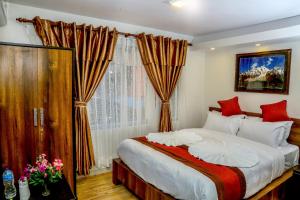 מיטה או מיטות בחדר ב-Hotel Himalayan Oasis