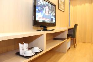 TV a/nebo společenská místnost v ubytování Charoen Hotel