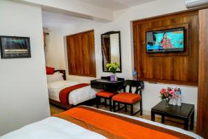 מיטה או מיטות בחדר ב-Hotel Himalayan Oasis