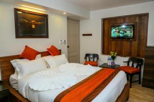 מיטה או מיטות בחדר ב-Hotel Himalayan Oasis