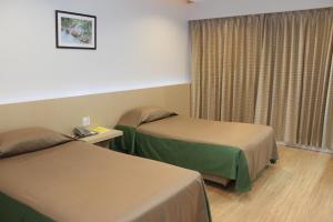 Postel nebo postele na pokoji v ubytování Charoen Hotel
