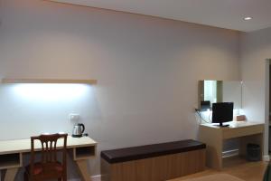 Kuchyň nebo kuchyňský kout v ubytování Charoen Hotel