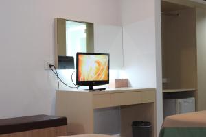 TV a/nebo společenská místnost v ubytování Charoen Hotel
