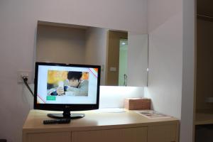 TV a/nebo společenská místnost v ubytování Charoen Hotel