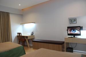 TV a/nebo společenská místnost v ubytování Charoen Hotel