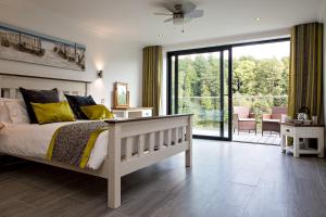 Gallery image of Canada Lodge and Lake in Creigiau