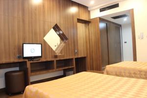 Postel nebo postele na pokoji v ubytování Charoen Hotel