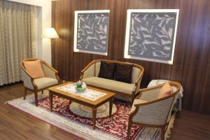 Posezení v ubytování Charoen Hotel