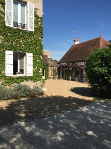 una vista exterior de una casa con patio en Chambre d'Hôtes des Ducs, en Nevers